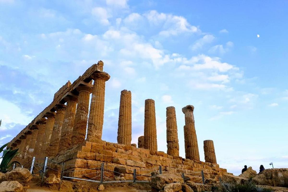 un antico edificio con colonne in cima