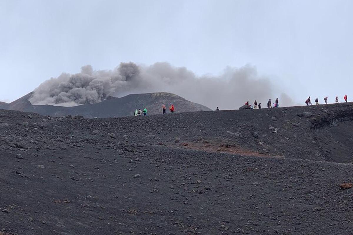 sekumpulan orang berdiri di atas bukit