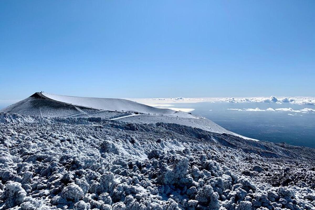 fjall með snjó ofan á