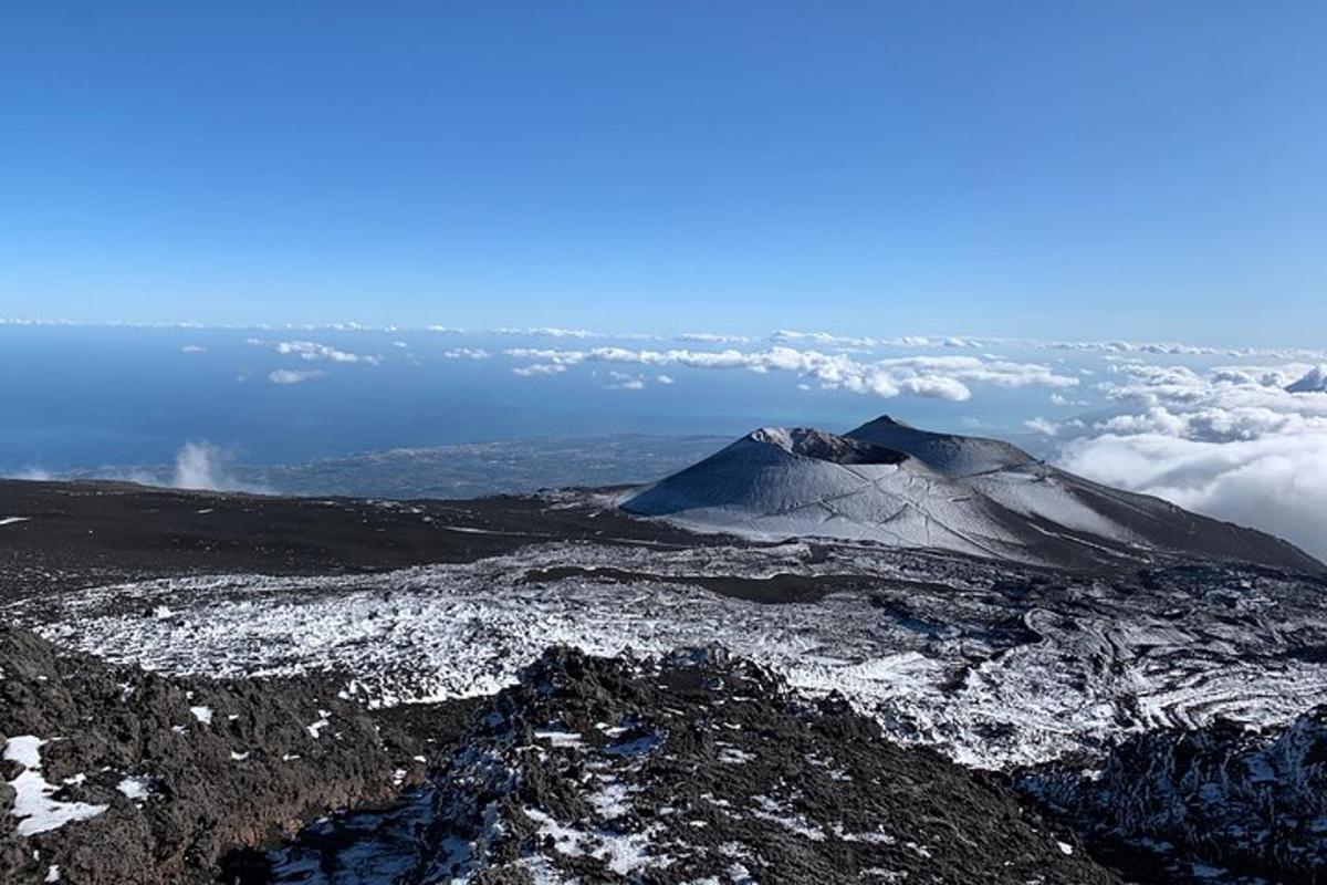 útsýni yfir fjall á himni með skýjum