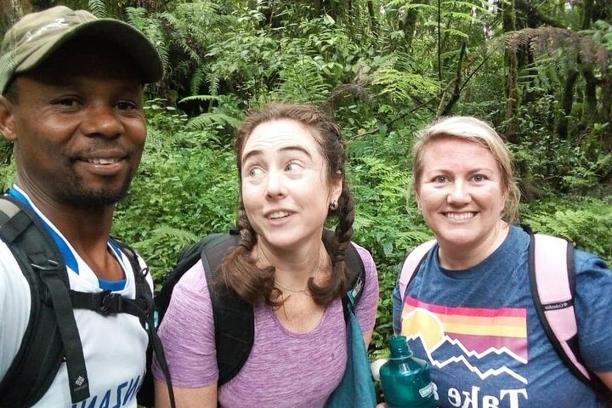un uomo e due donne in piedi in una foresta
