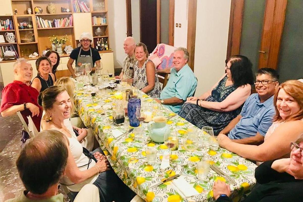 μια ομάδα ανθρώπων που κάθονται γύρω από ένα τραπέζι