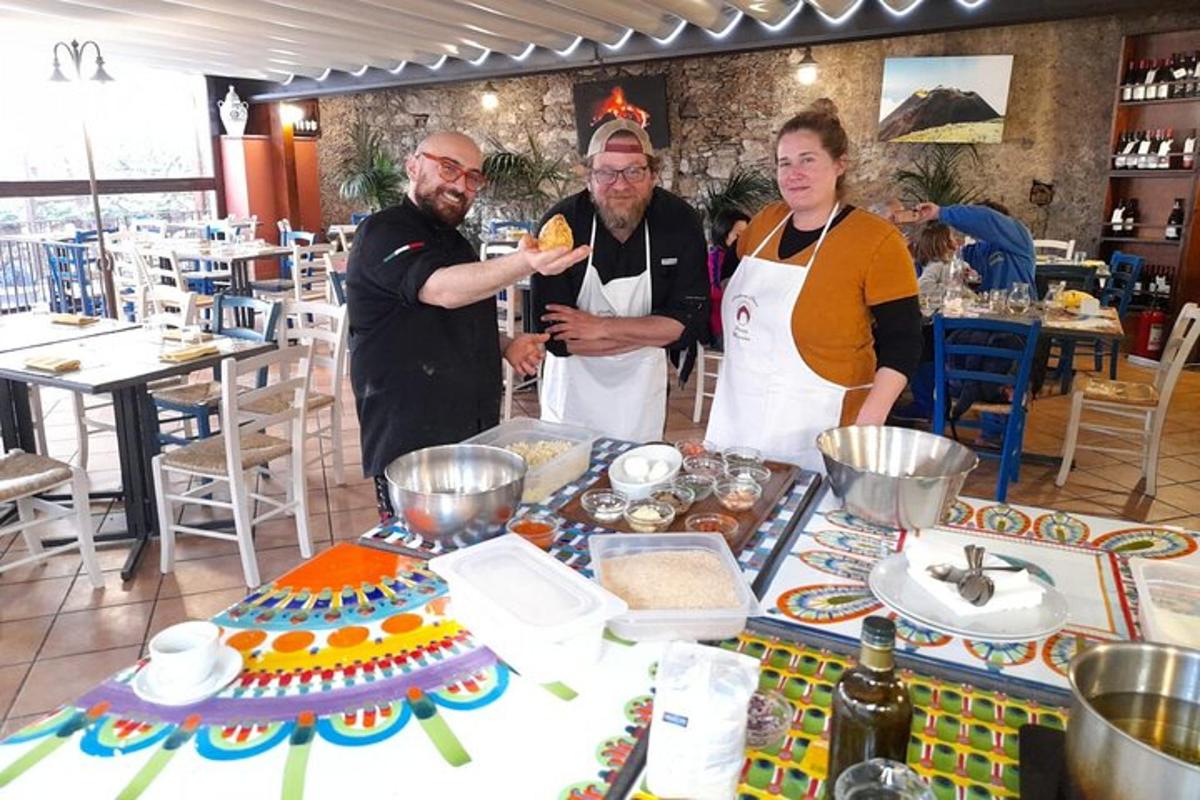 un gruppo di tre uomini in piedi accanto a un tavolo con del cibo