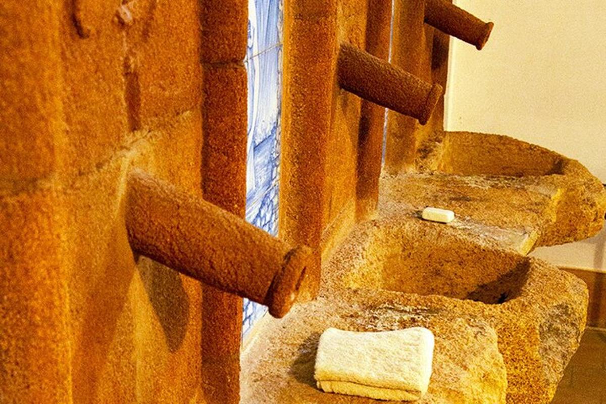 detail kamenné toalety v koupelně