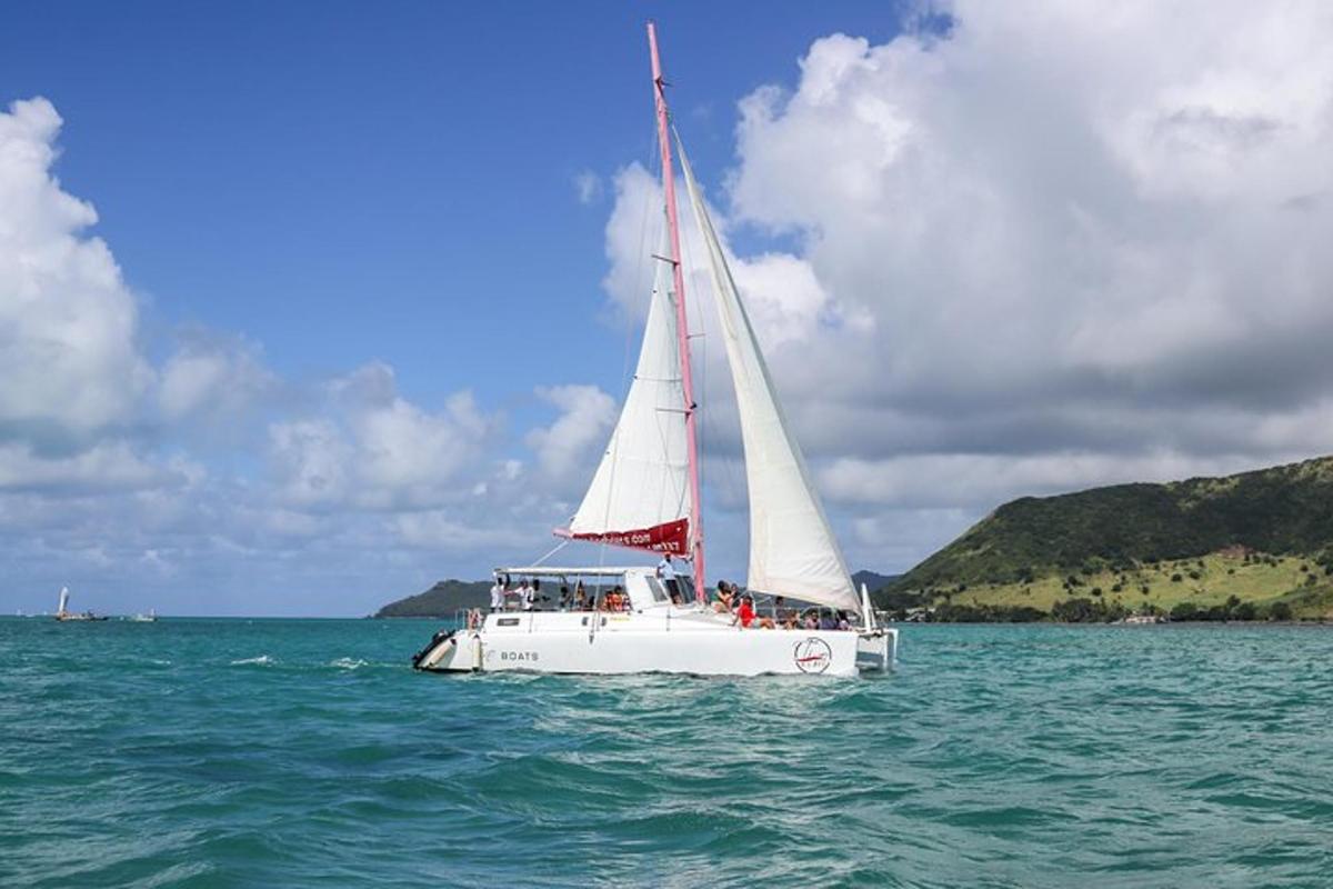 een witte zeilboot in het water op de oceaan