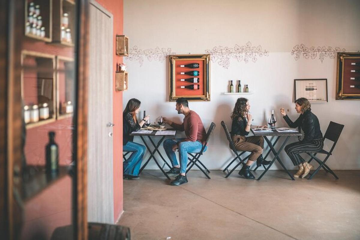 un grupo de personas sentadas en mesas en un restaurante
