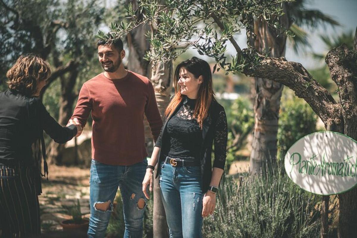 Un hombre y una mujer caminando en un bosque