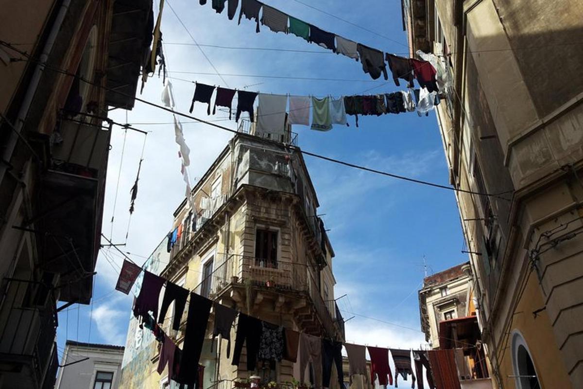 ένας δρόμος με σκοινιά για άπλυτα ρούχα με ένα κτίριο στο φόντο