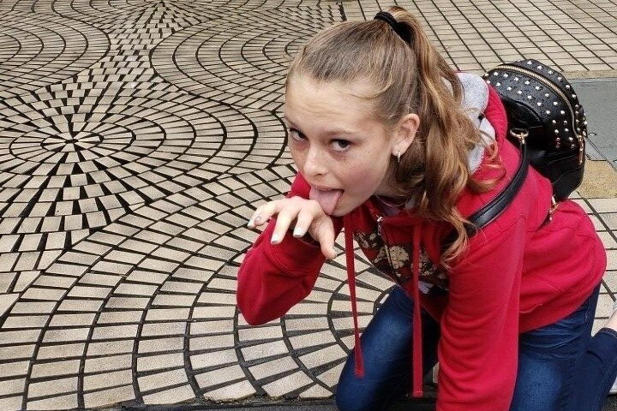 malá holčička sedí na zemi