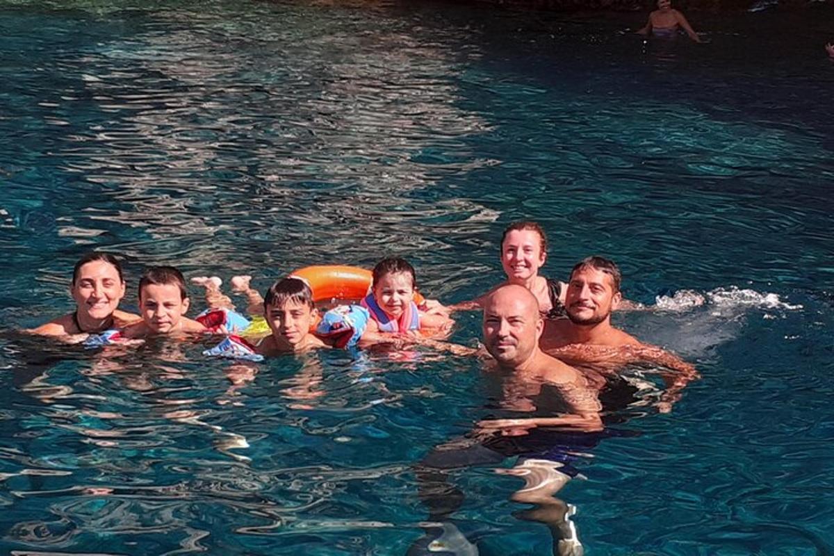 група људи који пливају у води