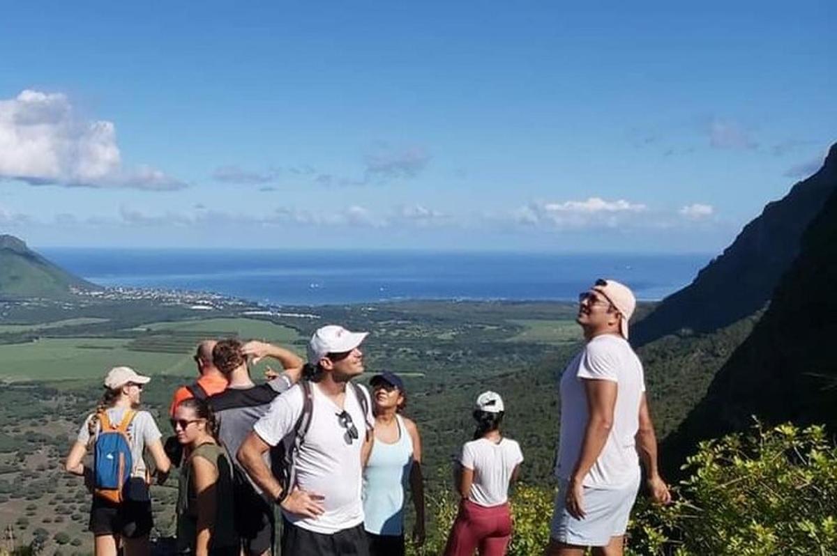 skupina ljudi, ki stojijo na vrhu gore