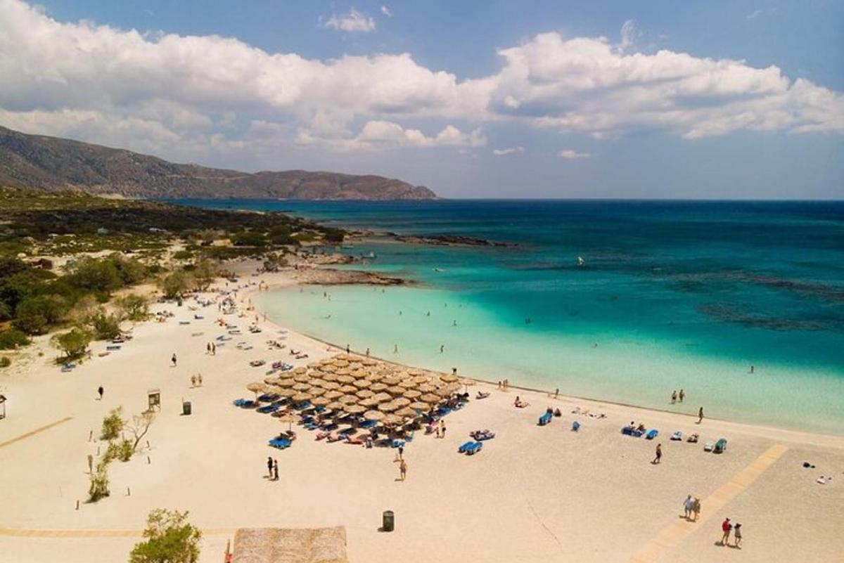 egy légi felvétel egy strandról emberekkel és az óceánnal