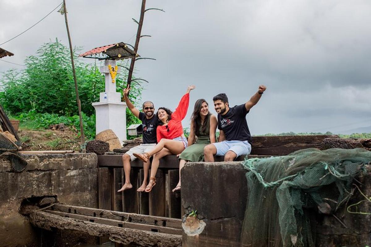 isang grupo ng mga tao na nakaupo sa isang pader