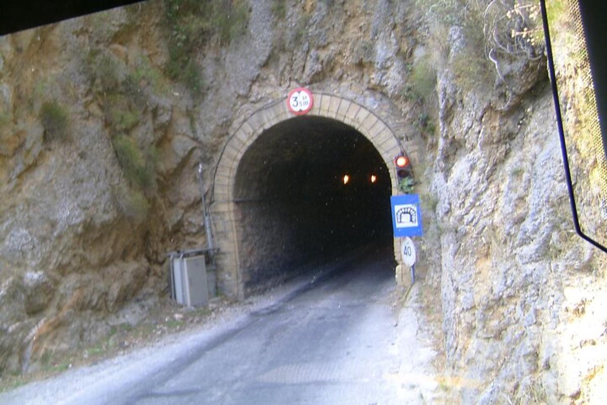 tunel v hoře, skrz který vede silnice