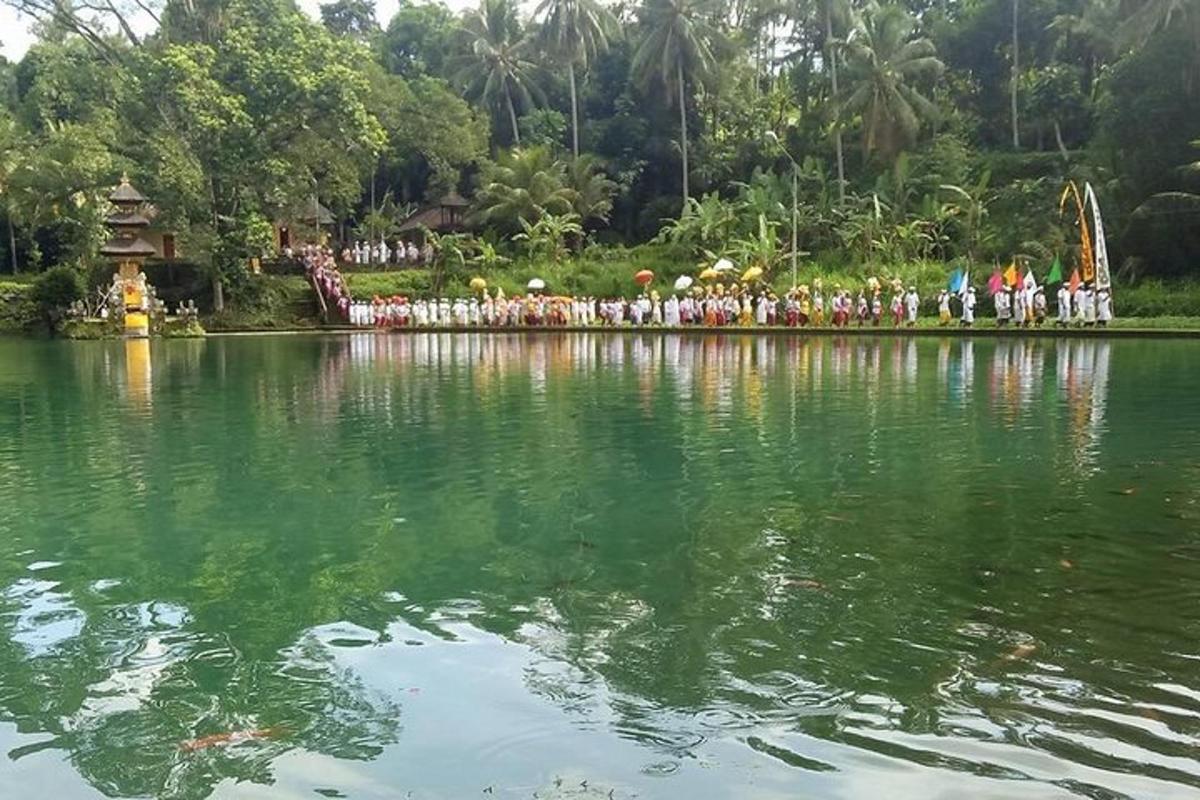 un grup de persones dretes a la vora d'un llac