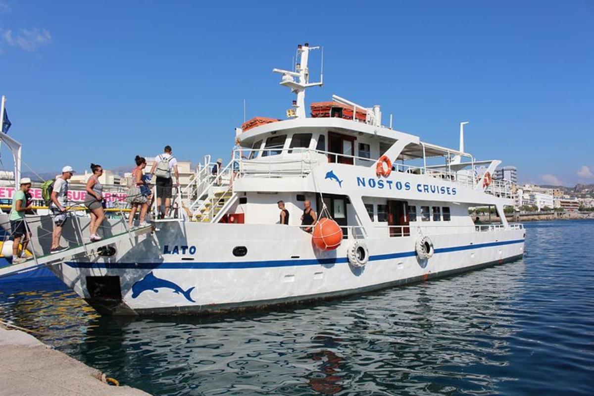 um barco com pessoas na água