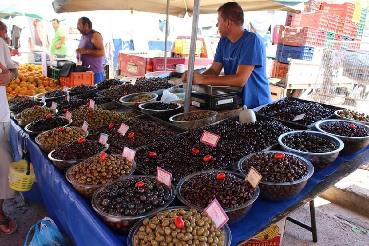 طاولة مليئة بأوعية الزيتون في السوق