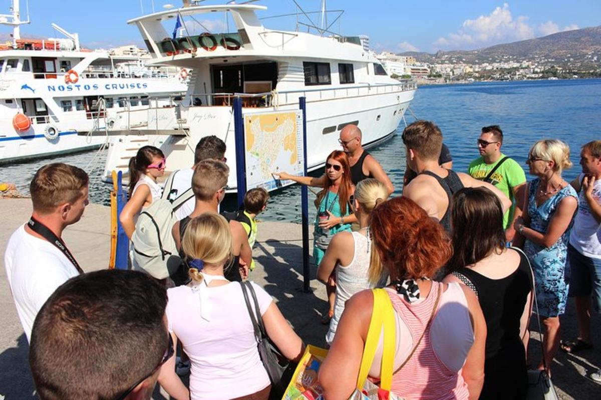 um grupo de pessoas esperando para embarcar em um barco