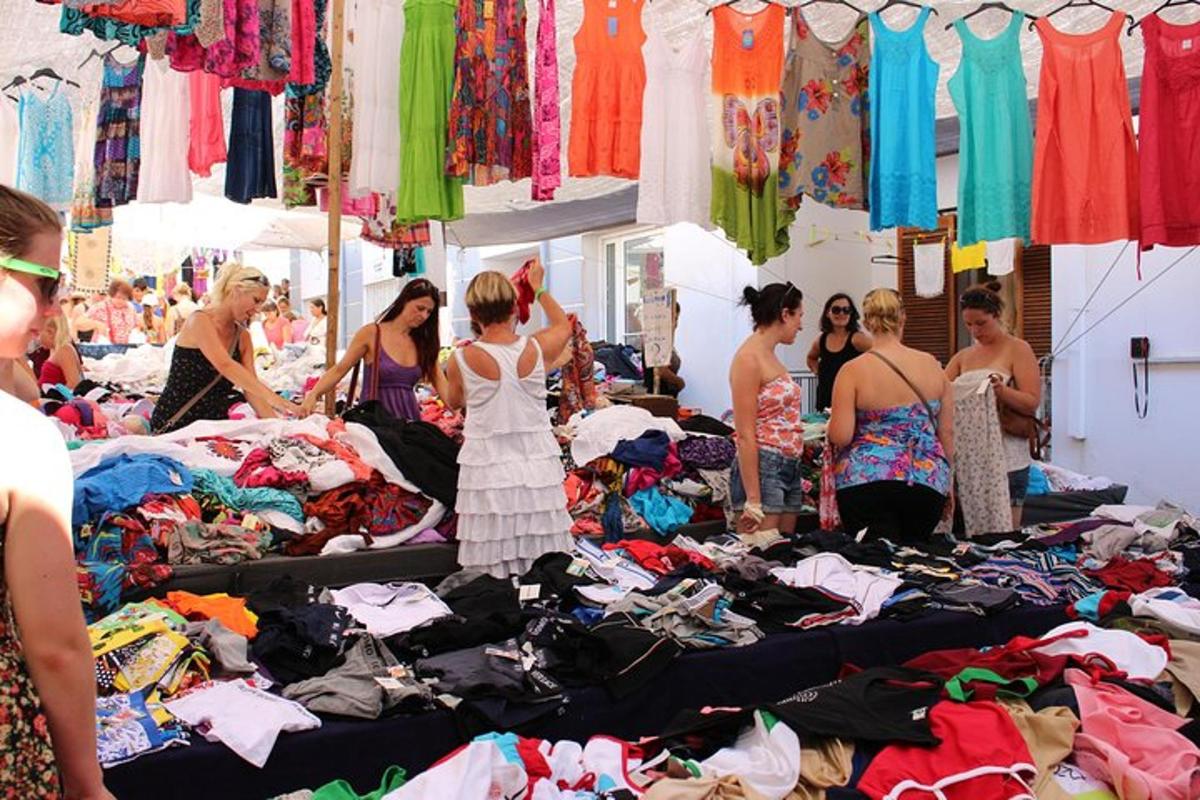 um grupo de pessoas em uma sala com roupas