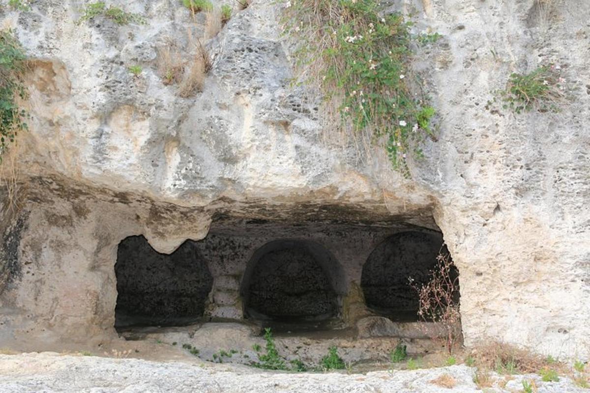una grotta nel fianco di una parete rocciosa