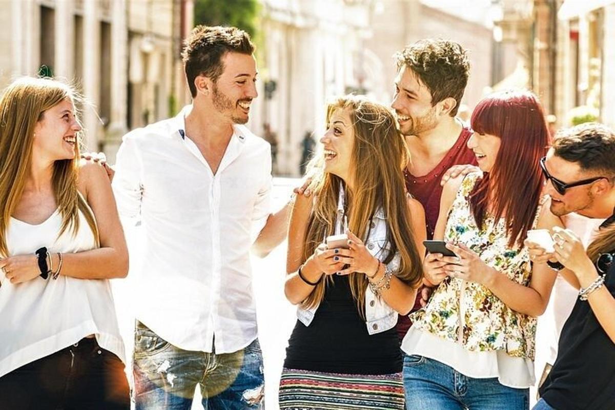 un grup de oameni care merg pe stradă