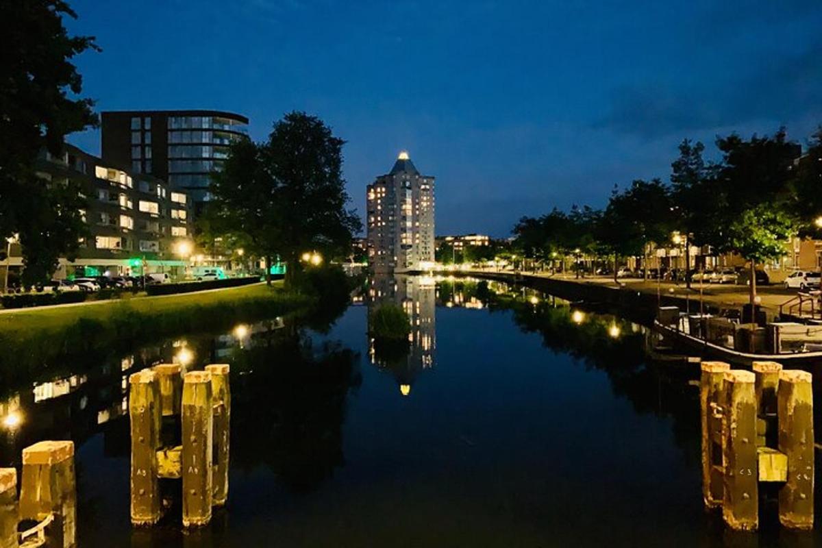 ein Fluss in einer Stadt bei Nacht mit einem Gebäude