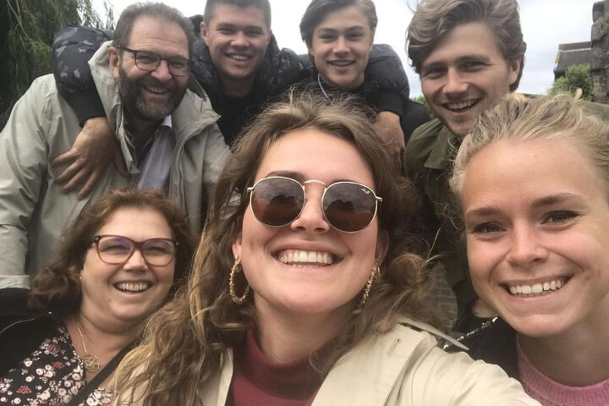 un grup de oameni care pozează pentru o fotografie