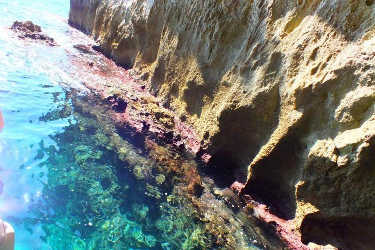 pogled iz zraka na ocean pored litice