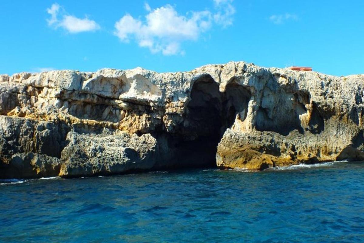 kamena formacija u vodi pored oceana