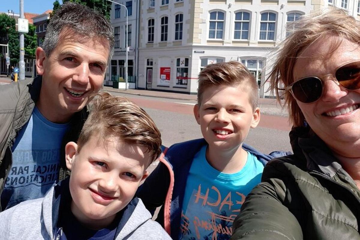 o familie care pozează pentru o fotografie pe stradă