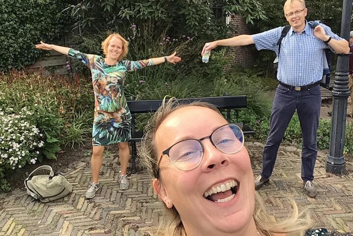 en mann og en kvinne med utstrakte armer