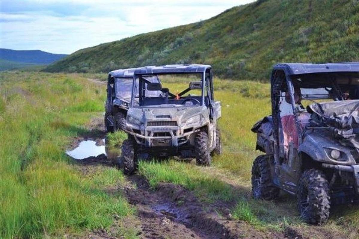 dois quadriciclos e um jipe em uma estrada de terra