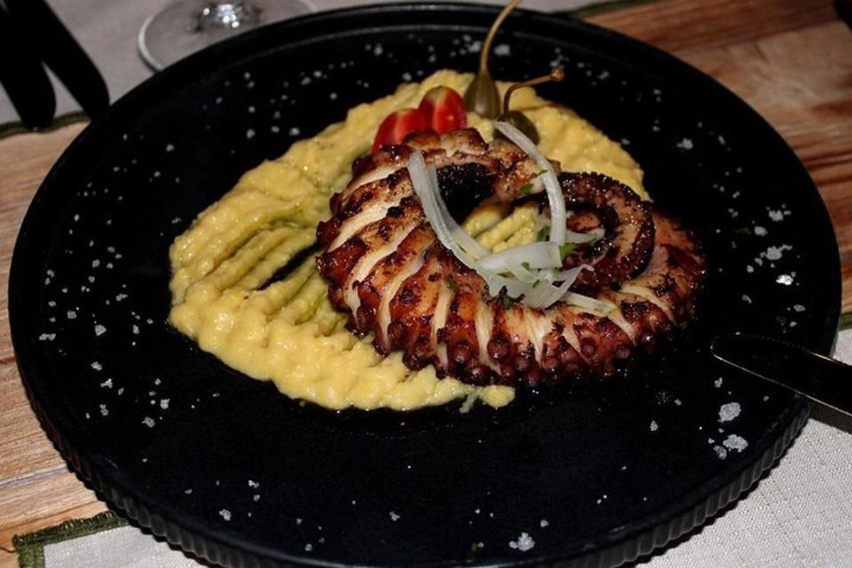 pinggan hitam dengan sekeping makanan di atas pasta