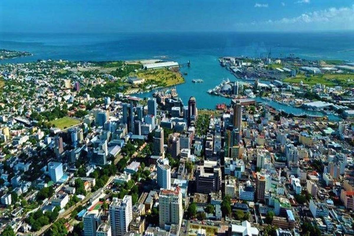 una vista aerea di una città con un porto