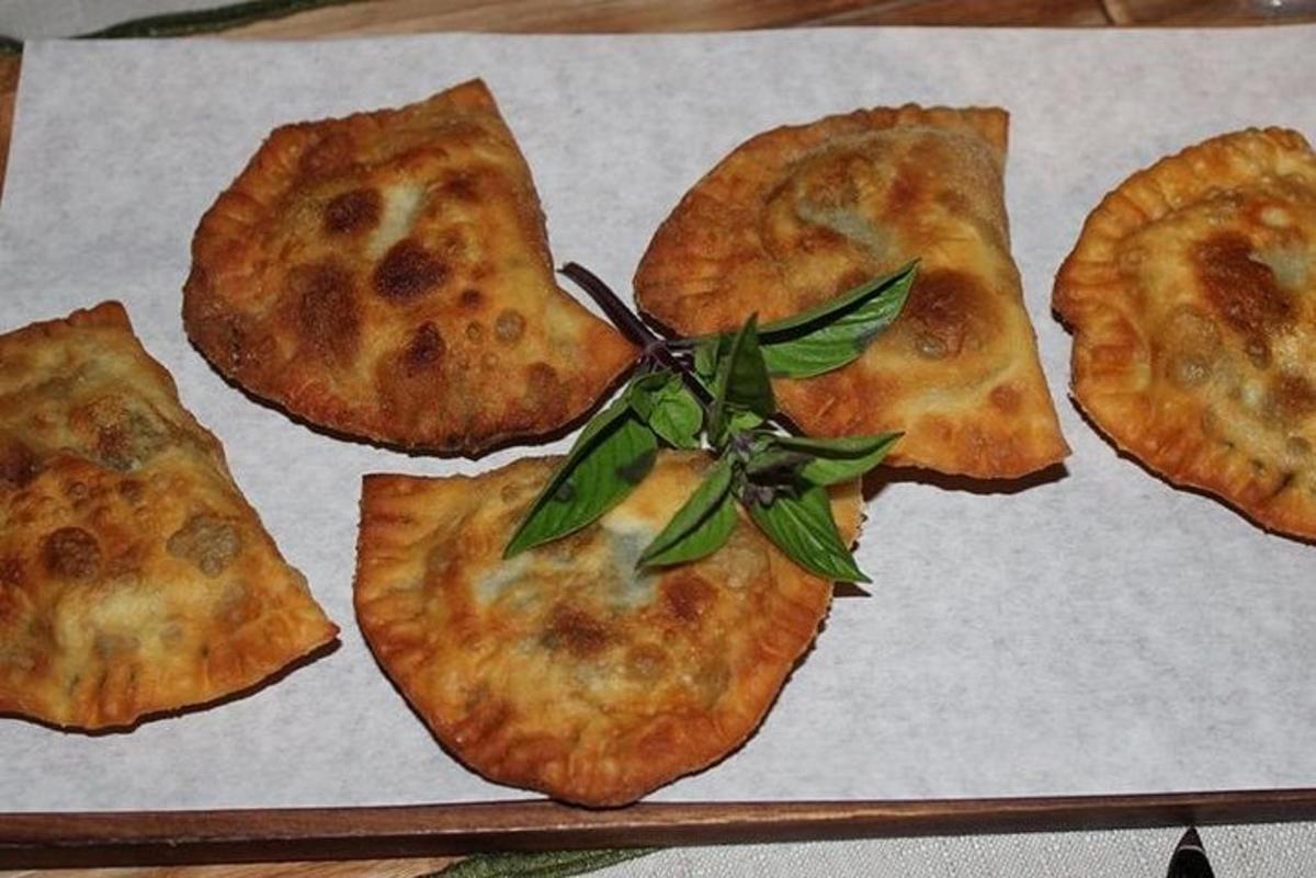 en gruppe pizzaer, der ligger oven på en bakke