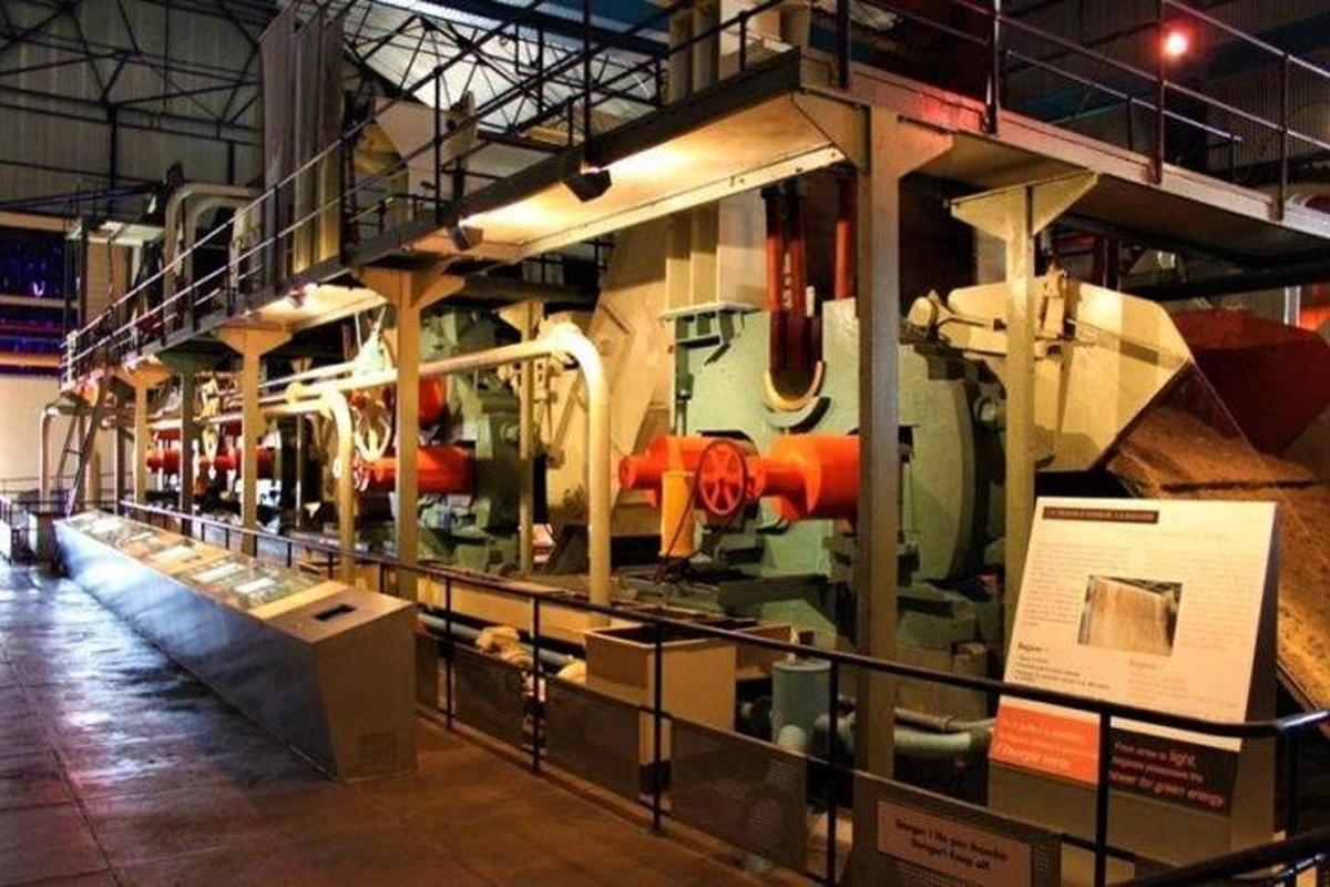 una mostra di un treno in un museo