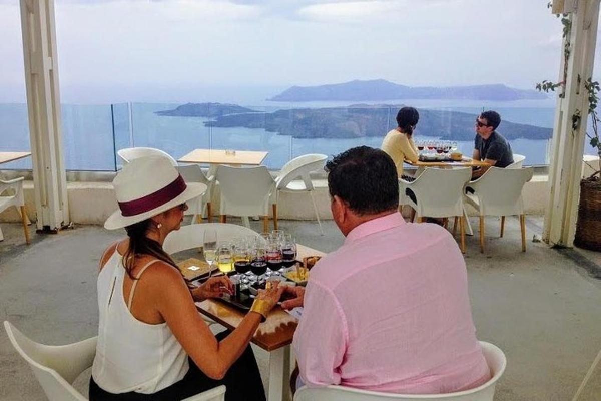 ένας άντρας και μια γυναίκα κάθονται σε ένα τραπέζι τρώγοντας φαγητό