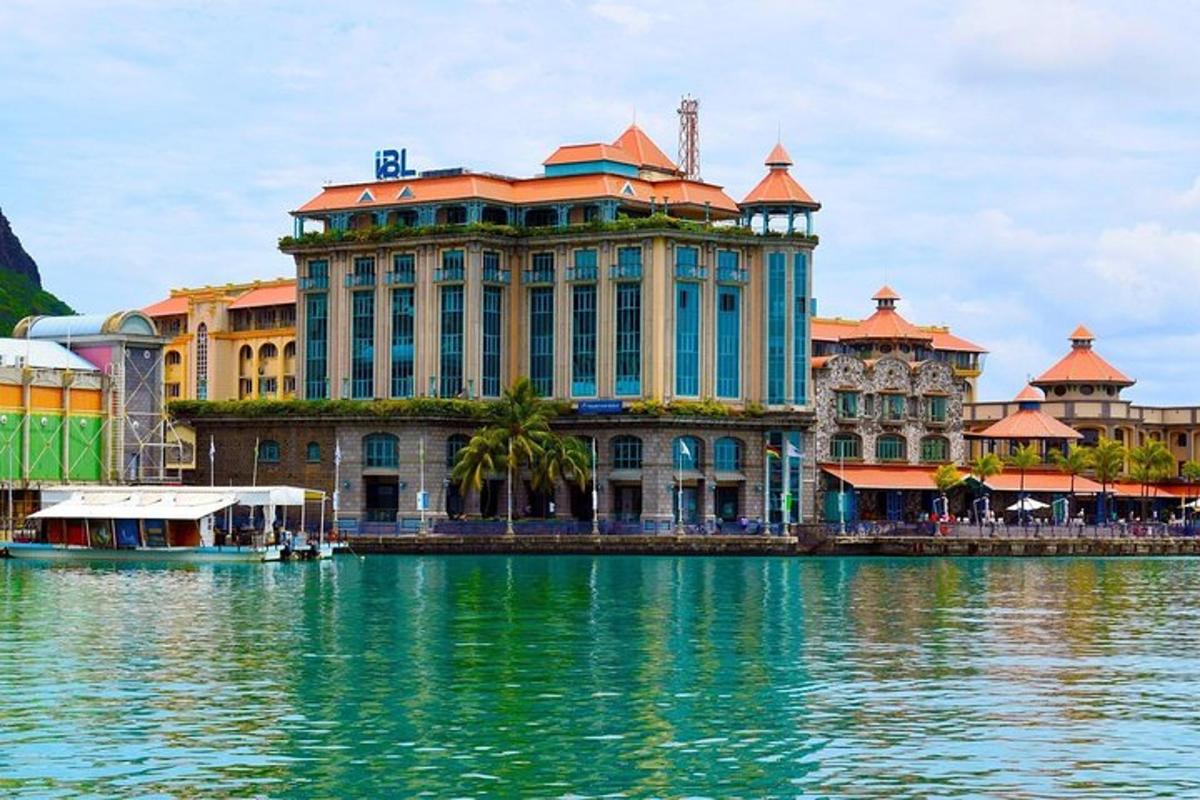 un gran edifici al costat d'una gran massa d'aigua