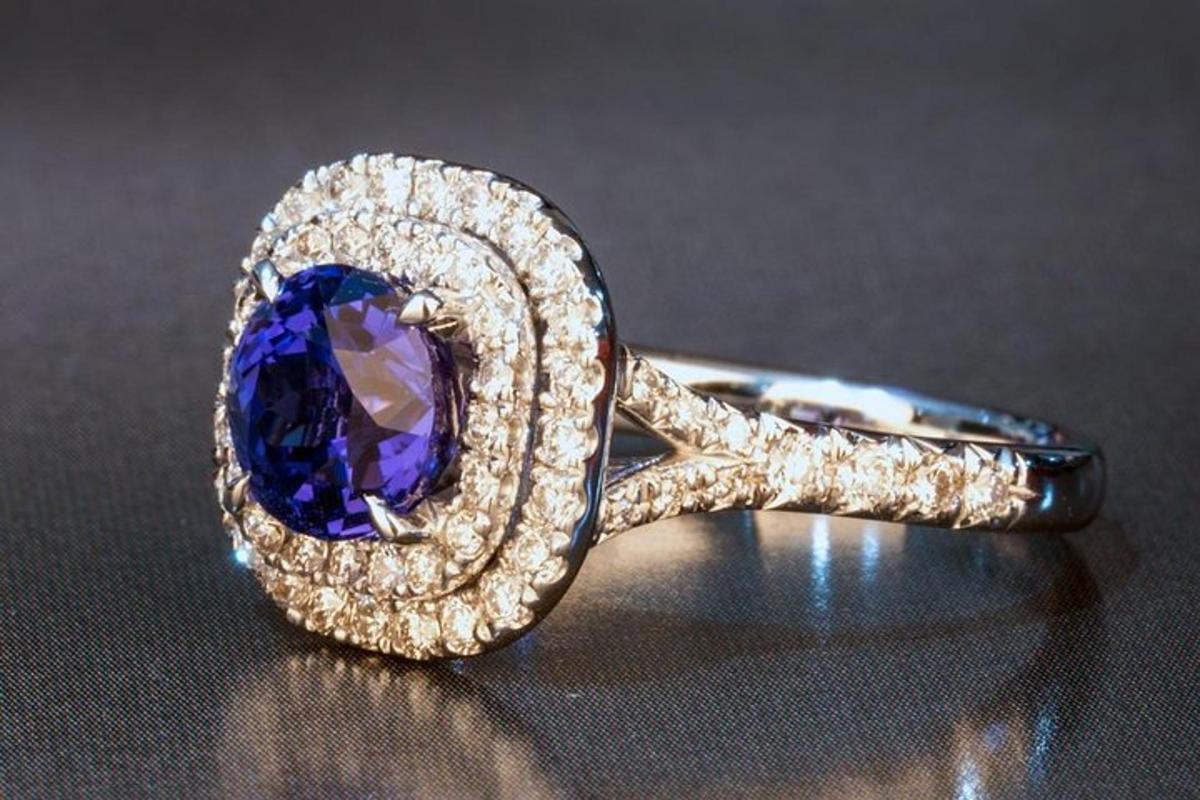 um anel com uma safira e diamantes