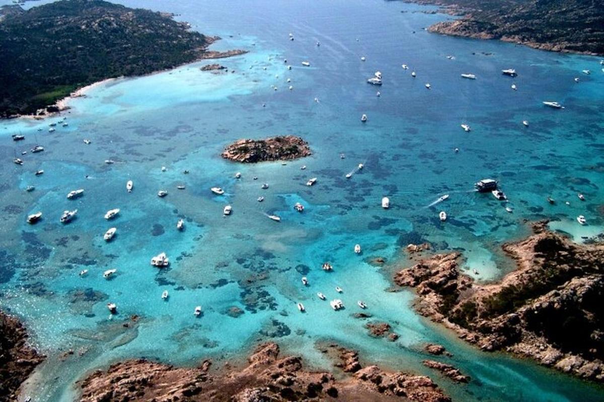 una vista aerea di una spiaggia con barche in acqua
