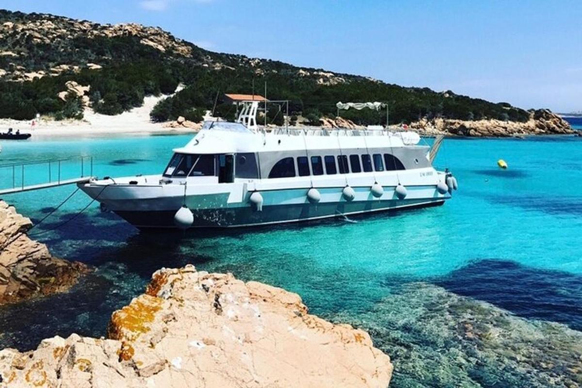 a boat sitting in the water near a beach