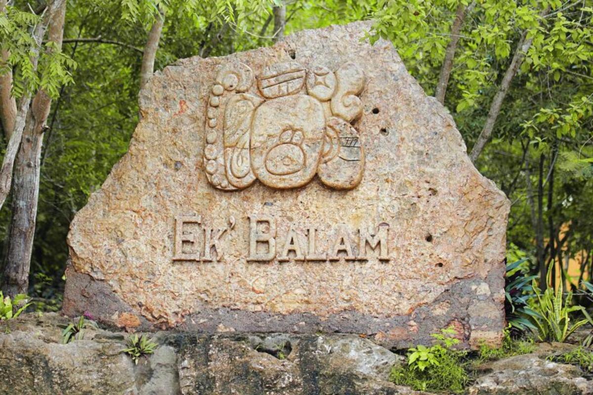 una roccia con un cartello che dice ex balaan