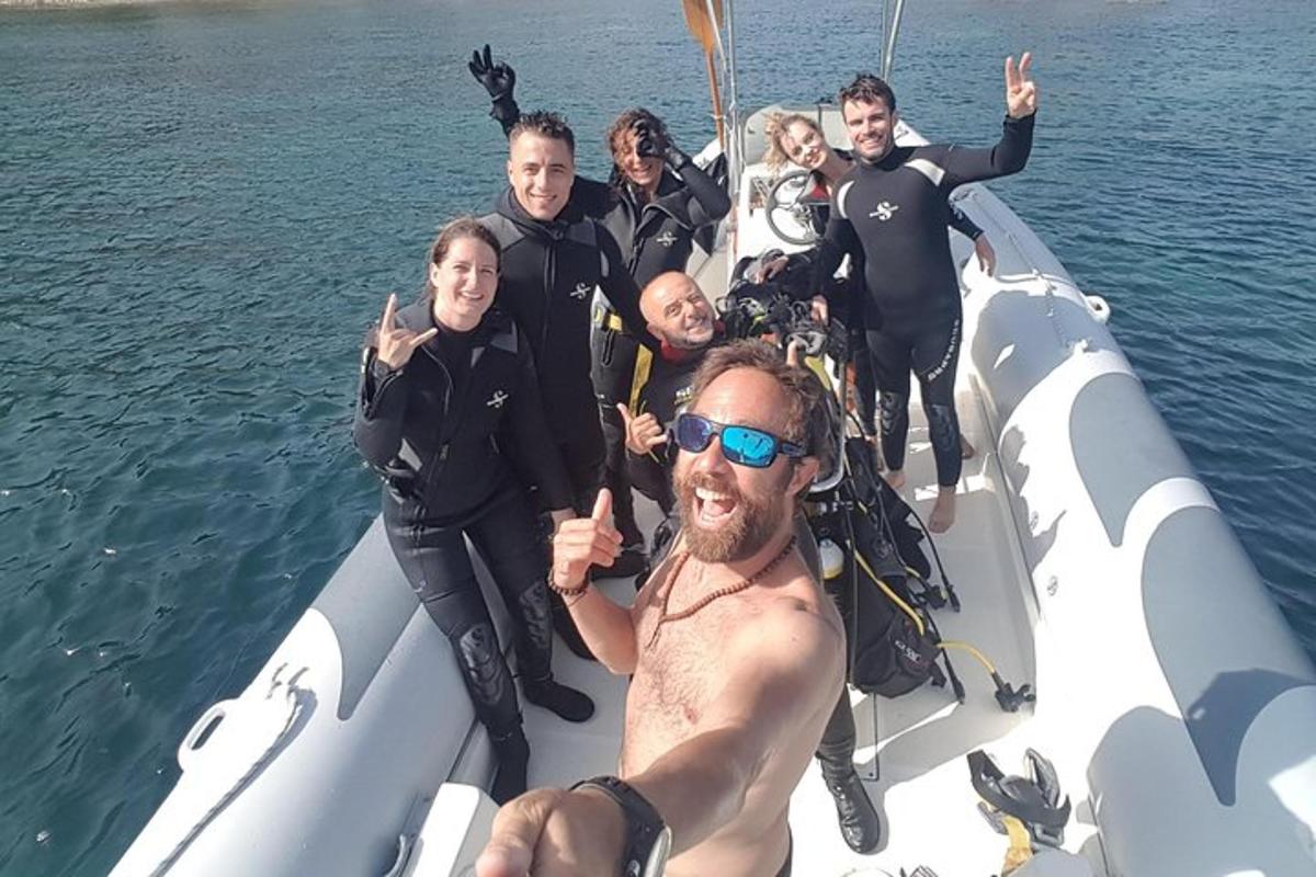 un gruppo di persone su una barca in acqua