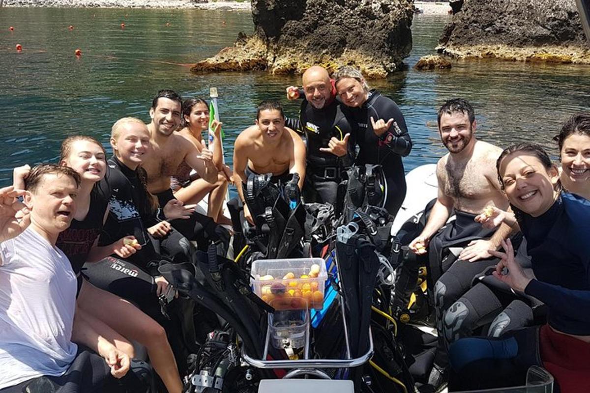 un gruppo di persone su una barca in acqua