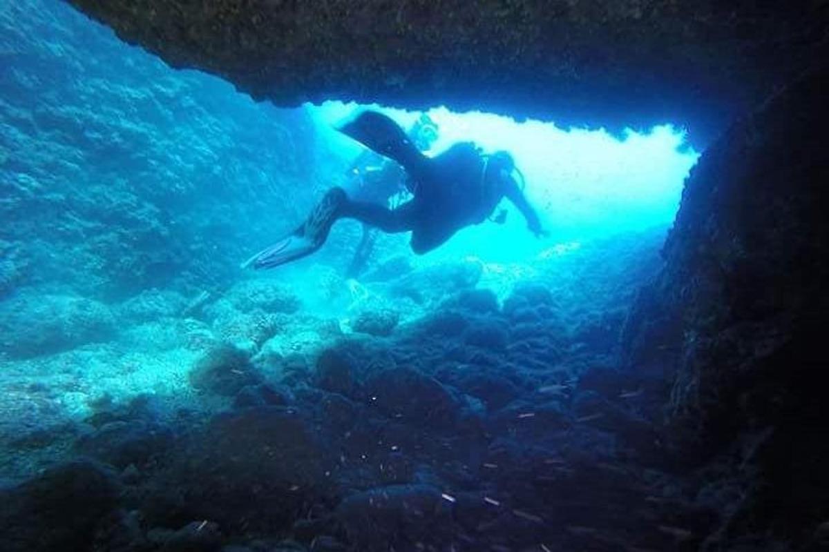 una persona che nuota nell'acqua di una grotta