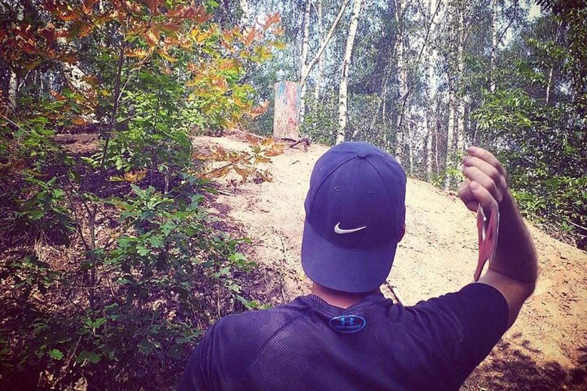 un uomo che indossa un cappello su una strada sterrata