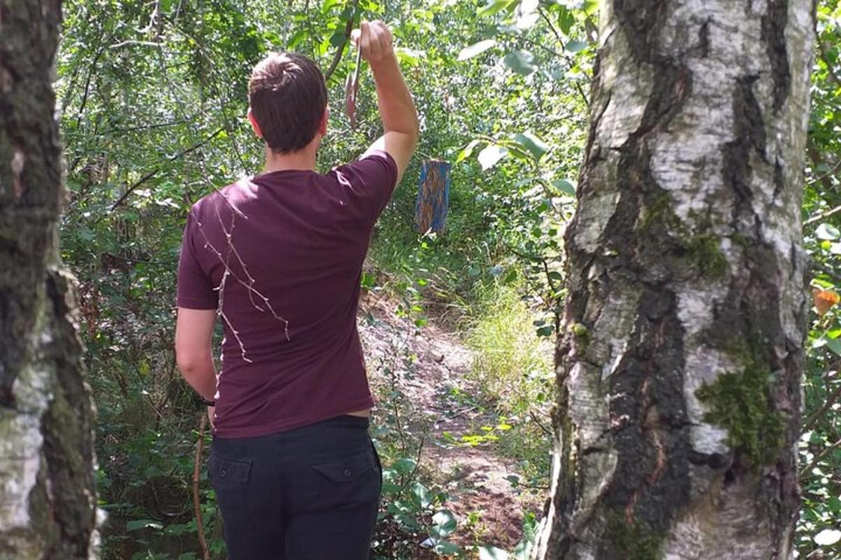un uomo è in piedi accanto a un albero