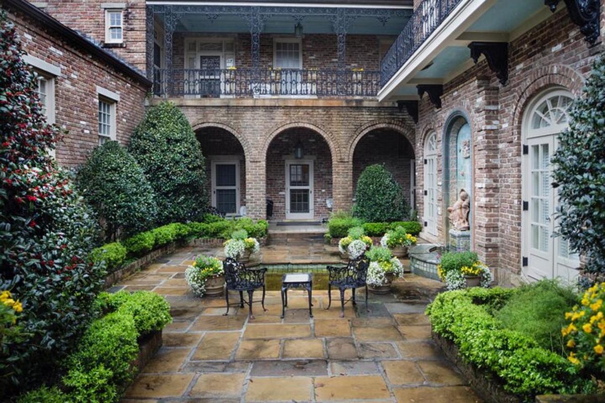 terasa s židlemi a stolem před budovou