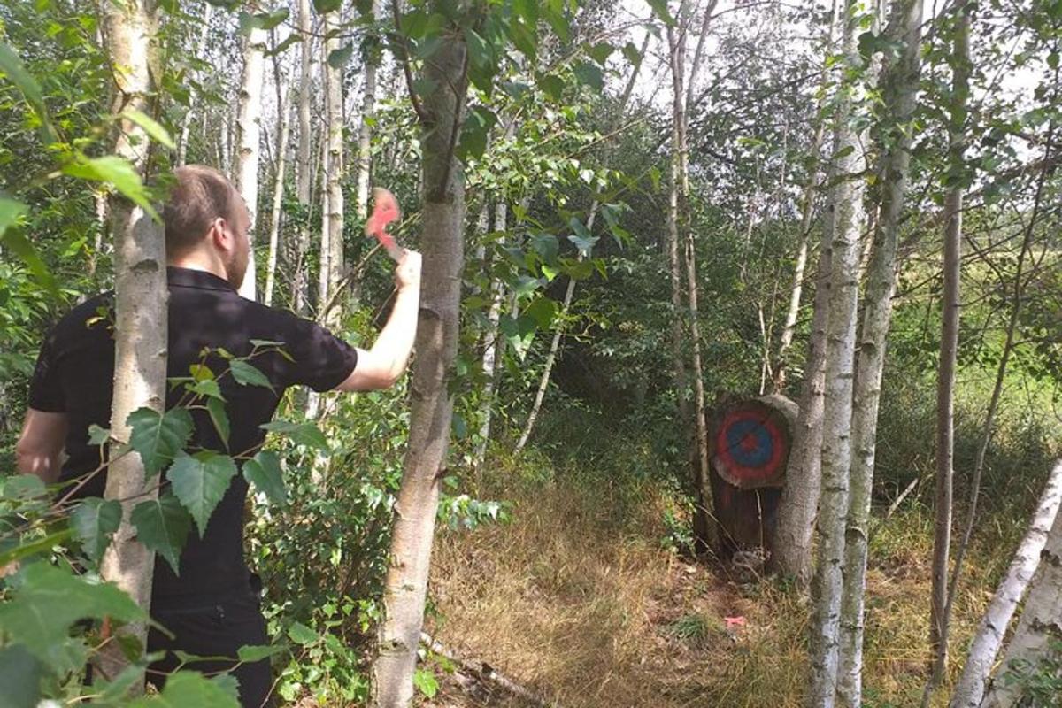 un uomo sta potando un albero nel bosco