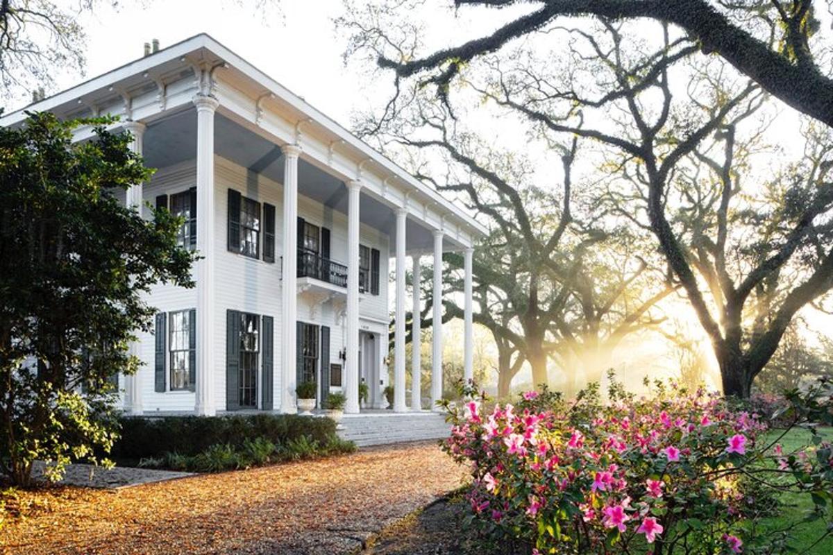 bílý dům s květinami před ním